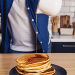 Dikke pannenkoeken volgens een recept uit SOS Piet: geserveerd met honing