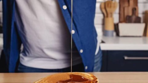 Dikke pannenkoeken volgens een recept uit SOS Piet: geserveerd met honing