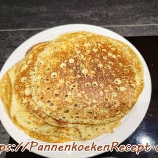 Gebakken stapeltje Morning Glory gistpannenkoeken op bord