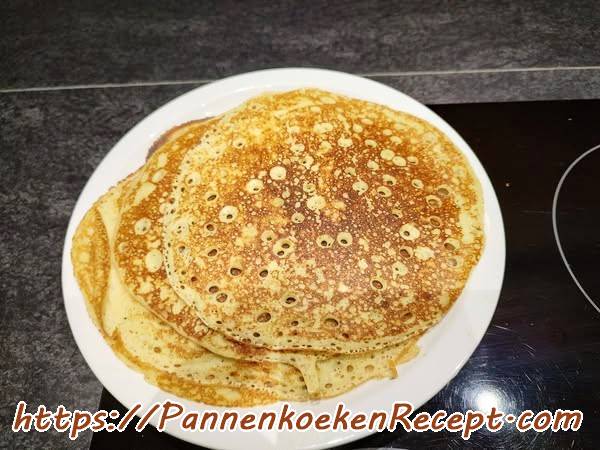 Gebakken stapeltje Morning Glory gistpannenkoeken op bord