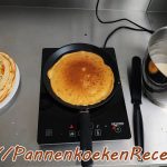 Pannenkoek in Tefal pan op inductiekookplaat met beslag en gebakken pannenkoeken