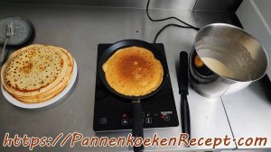 Pannenkoek in Tefal pan op inductiekookplaat met beslag en gebakken pannenkoeken