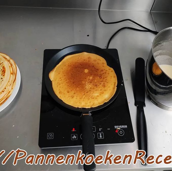 Pannenkoek in Tefal pan op inductiekookplaat met beslag en gebakken pannenkoeken