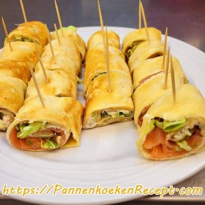 Bovenaanzicht van wraps als aperitiefhapje met zalm, krabsalade en kipsalade