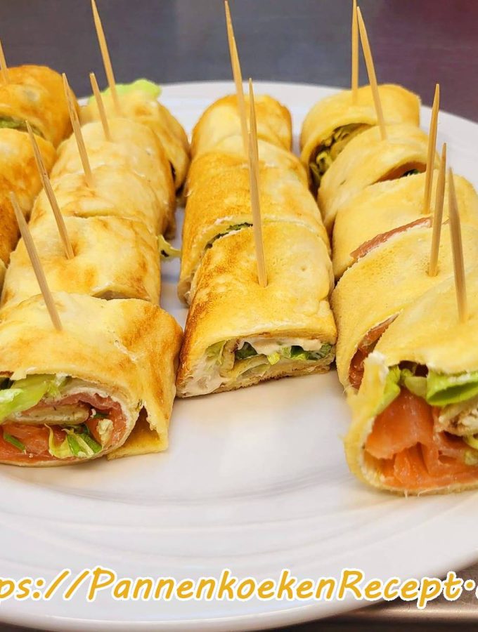 Bovenaanzicht van wraps als aperitiefhapje met zalm, krabsalade en kipsalade