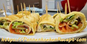 Opengesneden wraps met vulling van zalm, krabsalade en kipsalade als hapje