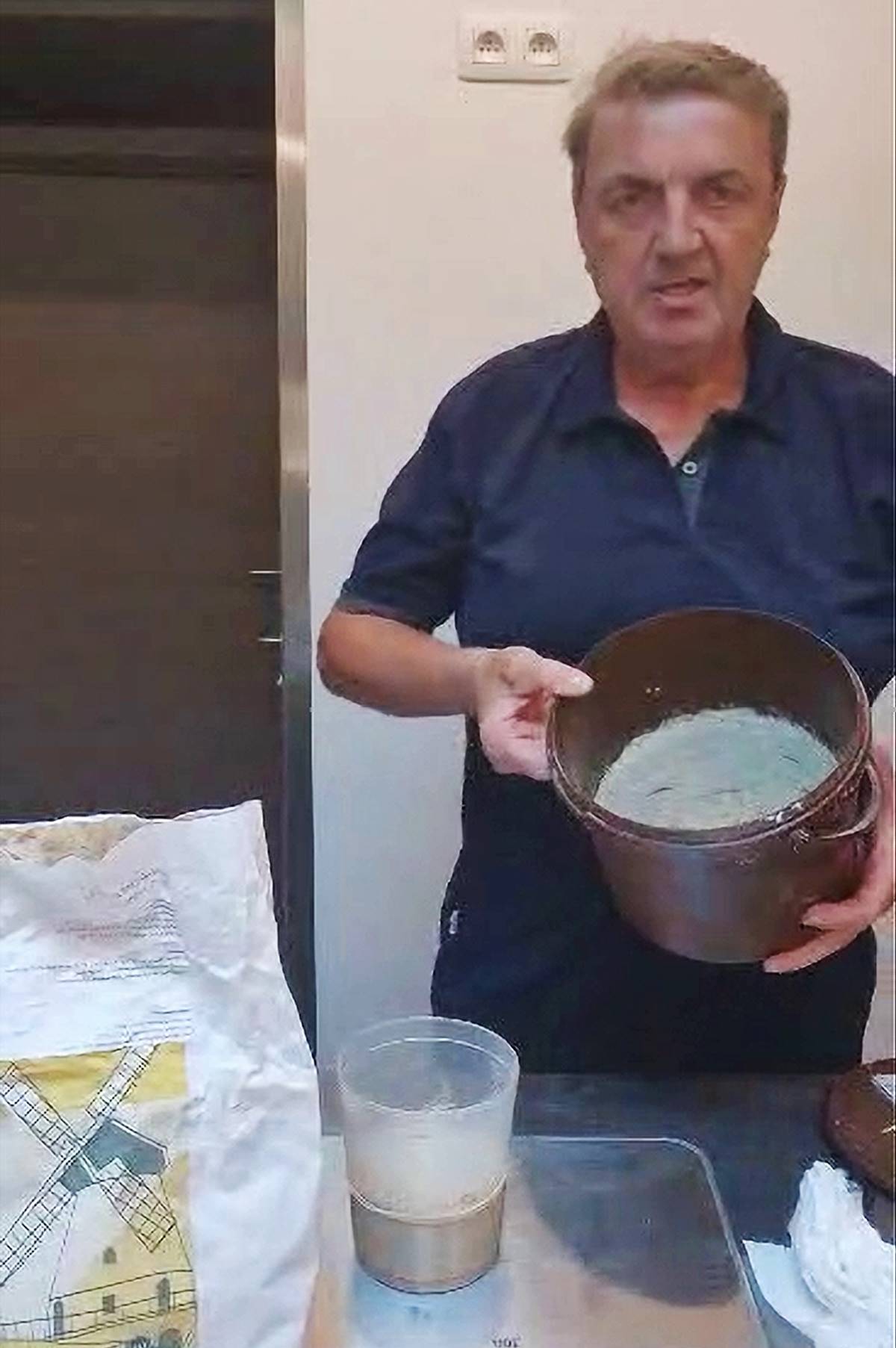 Bakker Robert Boelaert toont zijn 14 jaar oude desemstarter naast de nieuwe Summerdesem starter tijdens een workshopvideo van Bakken Doe Je Zo.