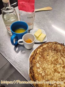 Ingrediënten voor Crêpes Suzette met gebakken pannenkoeken, sinaasappel, boter en suiker