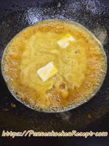 Koude boterklontjes die smelten in warme sinaasappelsaus voor Crêpes Suzette