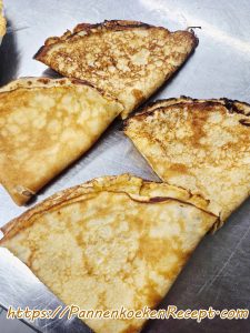 Gevouwen pannenkoeken klaar om op te warmen in sinaasappelsaus voor Crêpes Suzette