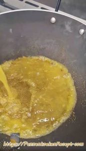 Suiker en sinaasappelsap in de pan voor de saus van Crêpes Suzette