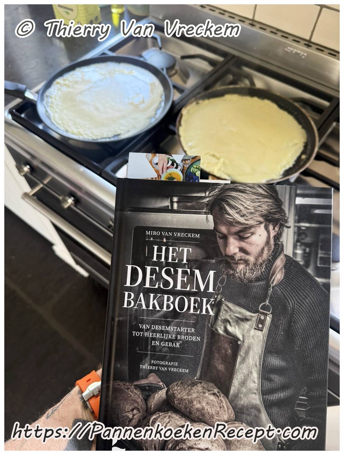 Het Desem Bakboek van Miro Van Vreckem naast 2 pannen met bakkende pannenkoeken van zuurdesem overschot op het fornuis.