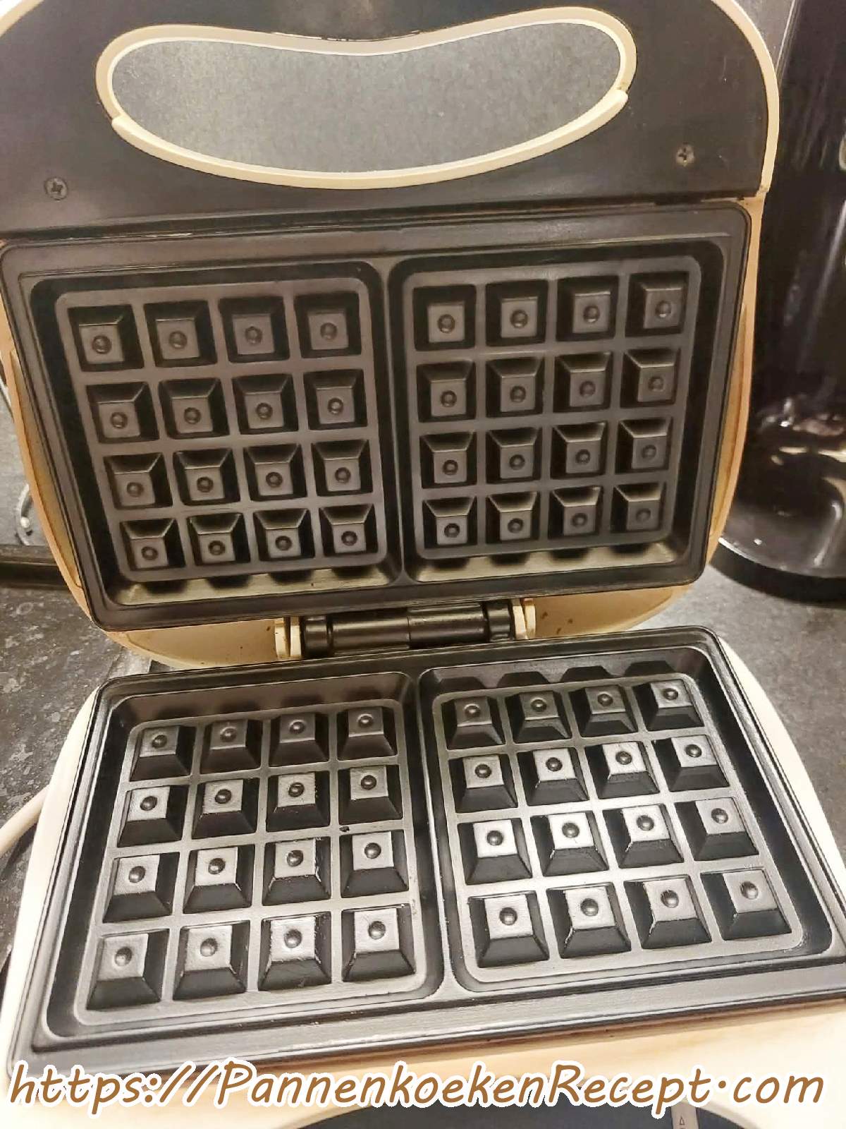 PRIMO-wafelijzer waarin de kleine wafeltjes worden gebakken